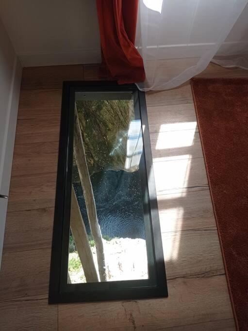Maison Suspendue Avec Jacuzzi Privatif ปงต์-อ็อง-รัวย็องส์ ภายนอก รูปภาพ