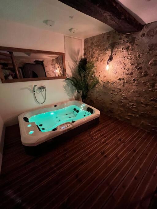 Maison Suspendue Avec Jacuzzi Privatif ปงต์-อ็อง-รัวย็องส์ ภายนอก รูปภาพ